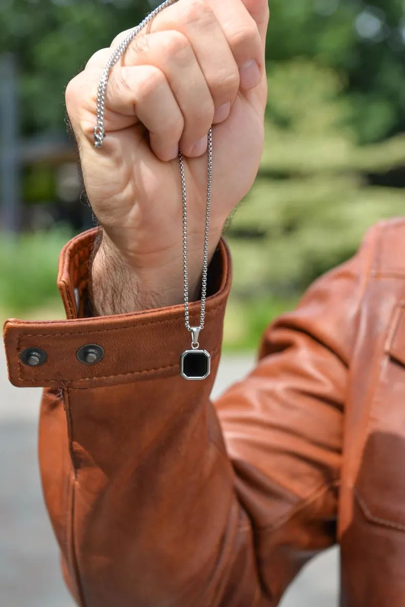 NOIR EDGE ONYX PENDANT