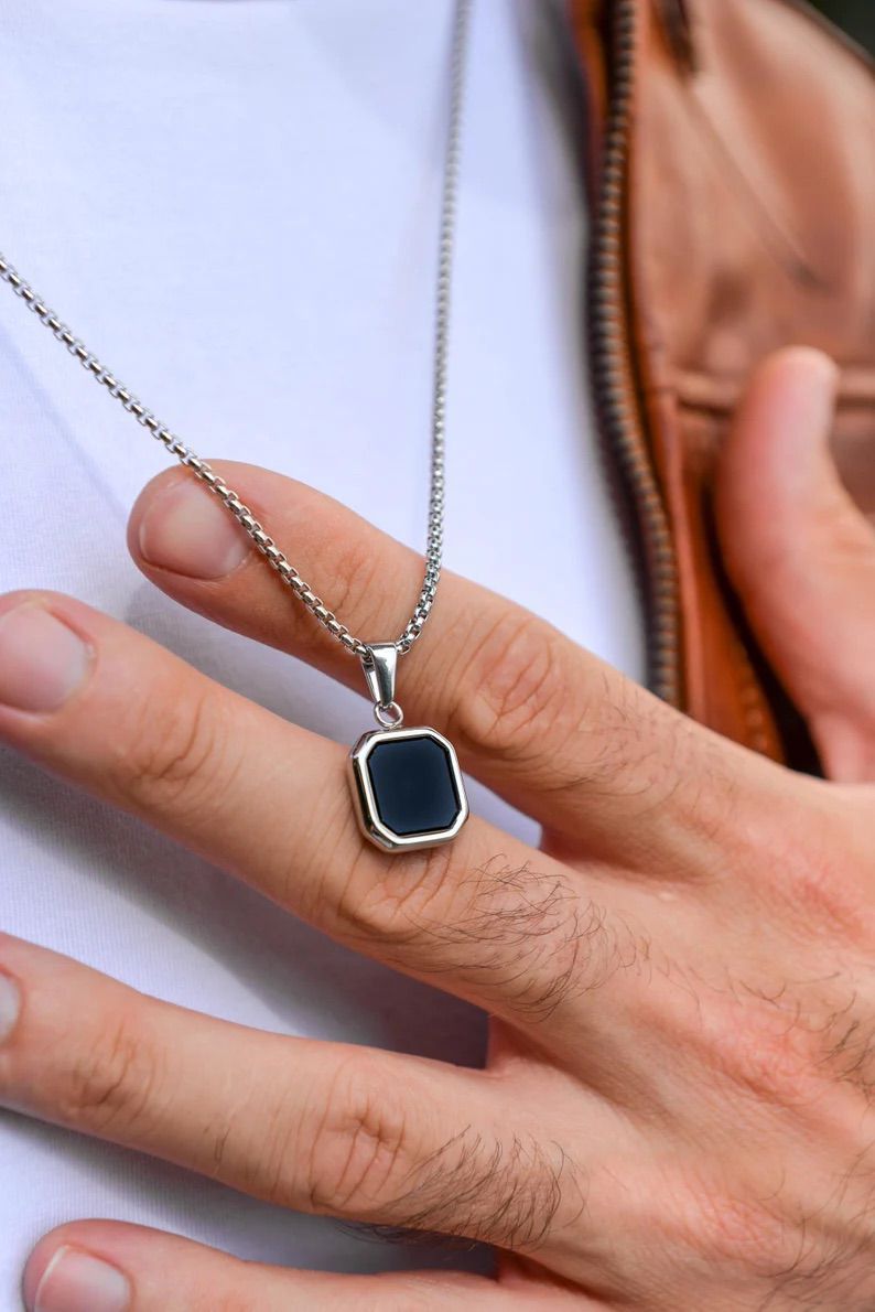 NOIR EDGE ONYX PENDANT